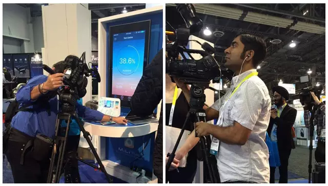 記者在架設(shè)攝影機并進行拍攝