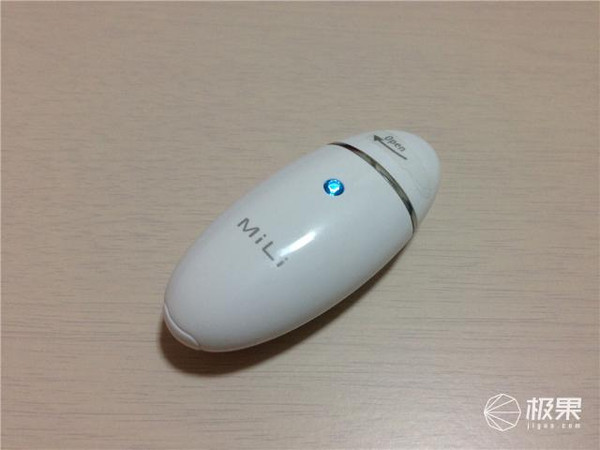 蓋子的設(shè)計(jì)很到位,有個(gè)小卡扣,產(chǎn)品隨身攜帶時(shí),蓋子不會輕易松開。