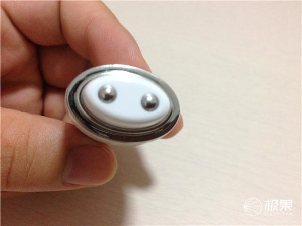 用紙巾或布擦拭一下金屬觸頭