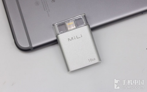 體積上MiLi iData要比一般的U盤大上一圈,不過實際使用起來到是沒有什么差距,便攜性也沒有什么影響。