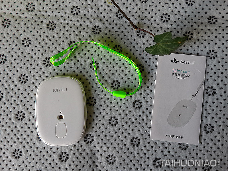 白色的MiLi Skinmate紫外線檢測(cè)儀搭配淺綠色的掛繩圖2