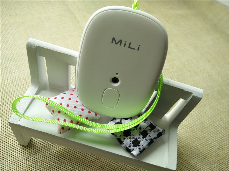 盒子里的主機(jī)和掛繩